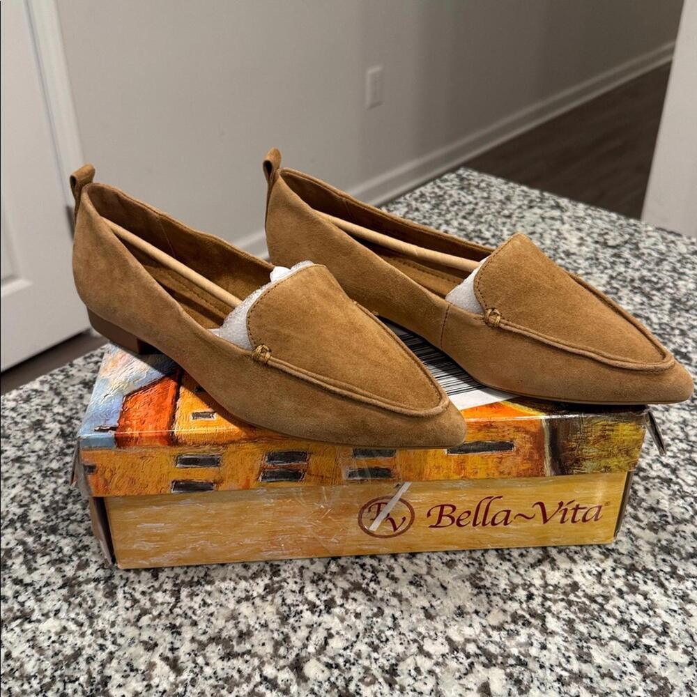 Bella Vita Womens Block Heel Faux Suede Loafers 9.5 Medium (B,M) / Tan Suede
